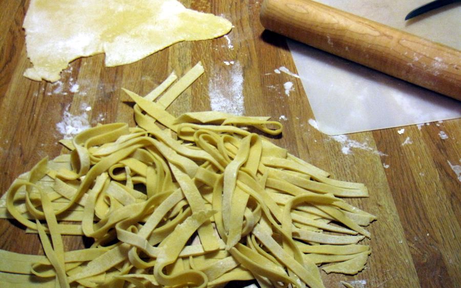 麺棒で延ばし、切り出したばかりの自家製麺