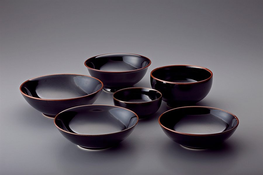 窯元に誂えた黒釉の器