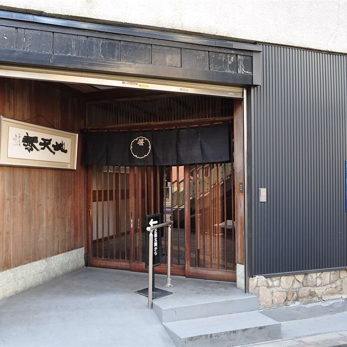 藍染の暖簾が下がる入口
