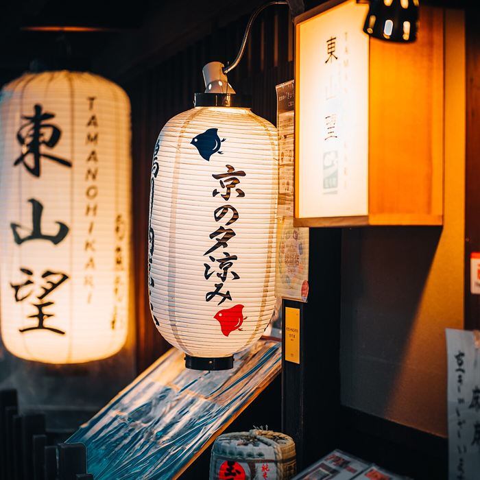 提灯が灯る夜の路地