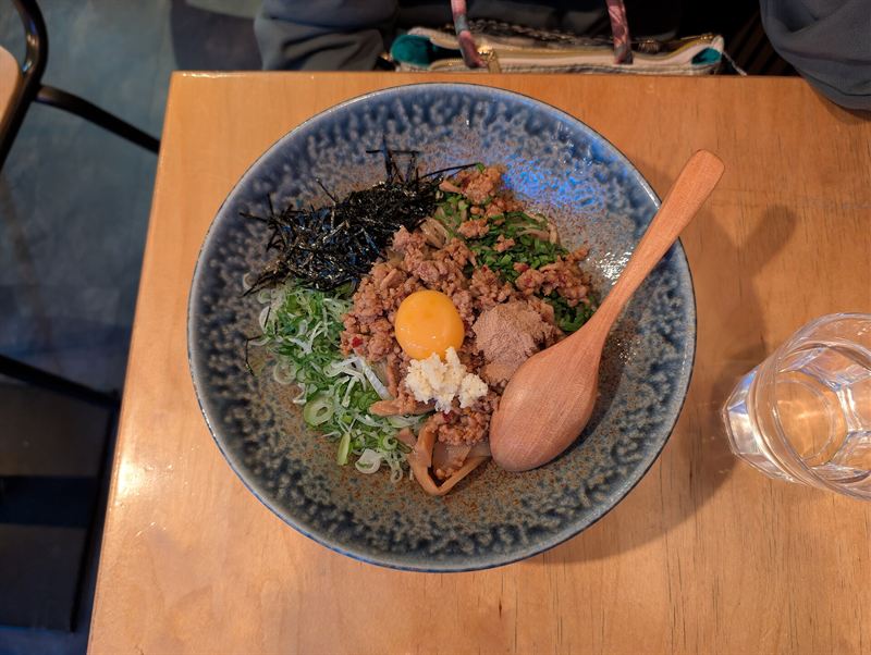 卵黄と薬味をあしらった季節の和え玉