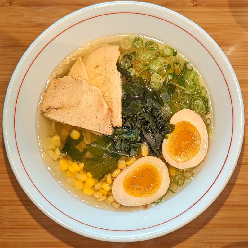 澄んだスープの塩らぁ麺