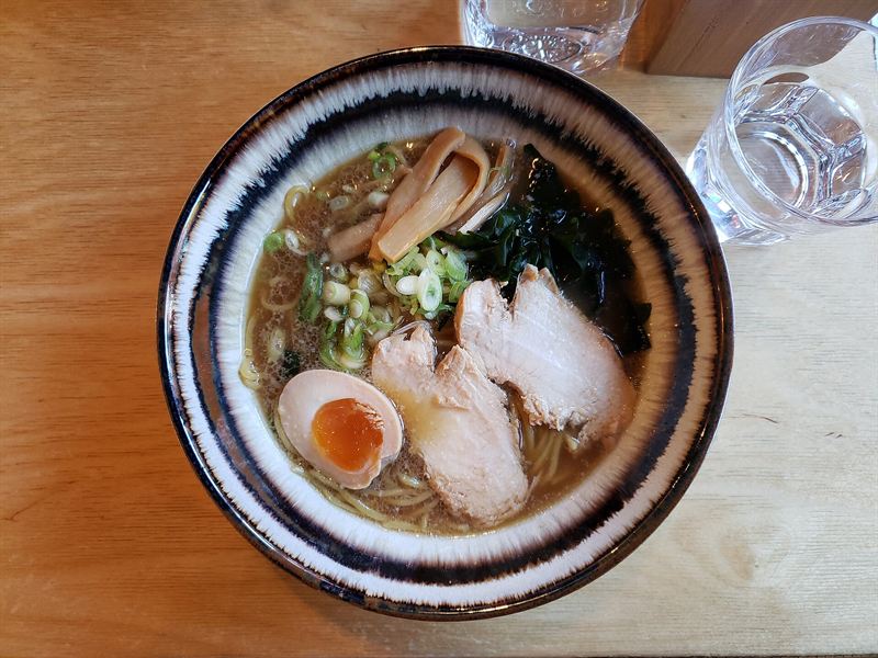 黒釉の器に盛られた醤油らぁ麺