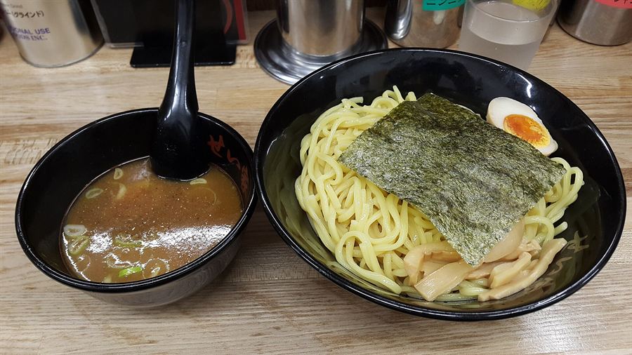 太麺とつけ汁を別々の器で供する特製つけ麺
